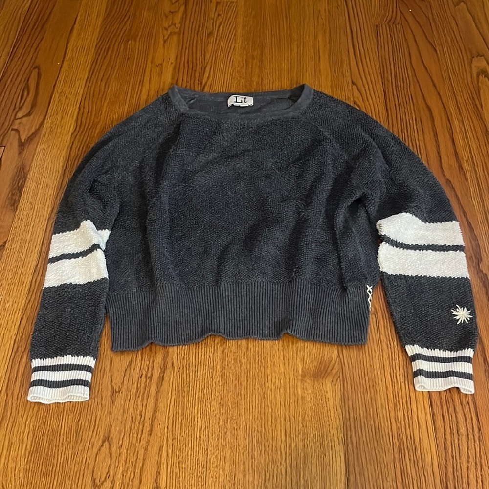 L+t Woman’s Grey Fuzzy Sweatshirt Size S